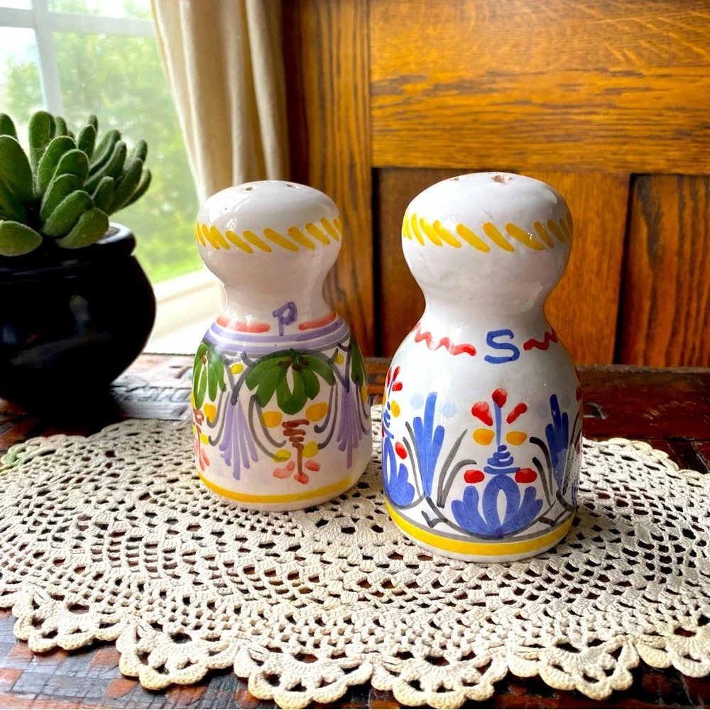 España Hand Painted Salt & Pepper Shakers Made in Spain NWT